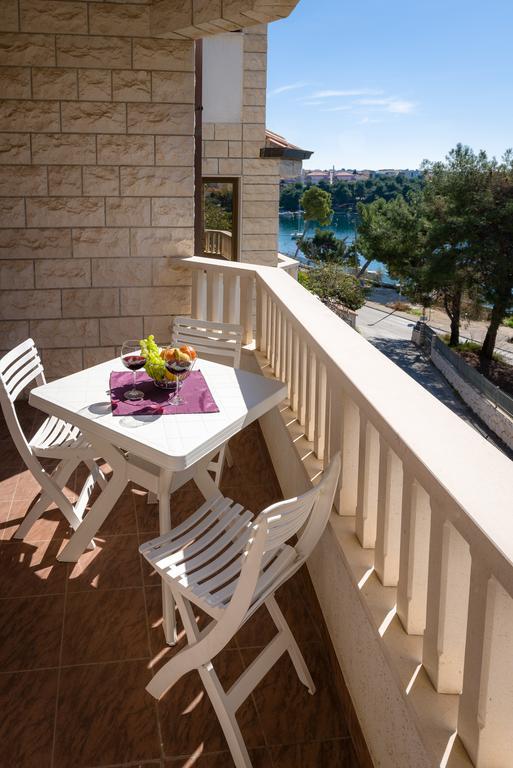 Apartments Villa Luxor Трогир Екстериор снимка